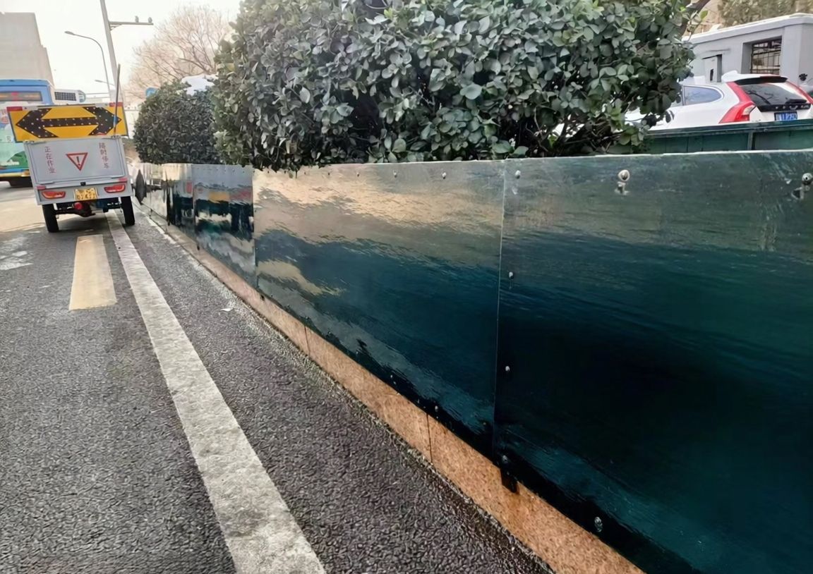 往年綠化帶設置的擋鹽板。北京市園林綠化局供圖