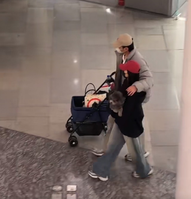 于小彤与交往快5年的女友约会，体贴拎包，经历2段感情后变成熟