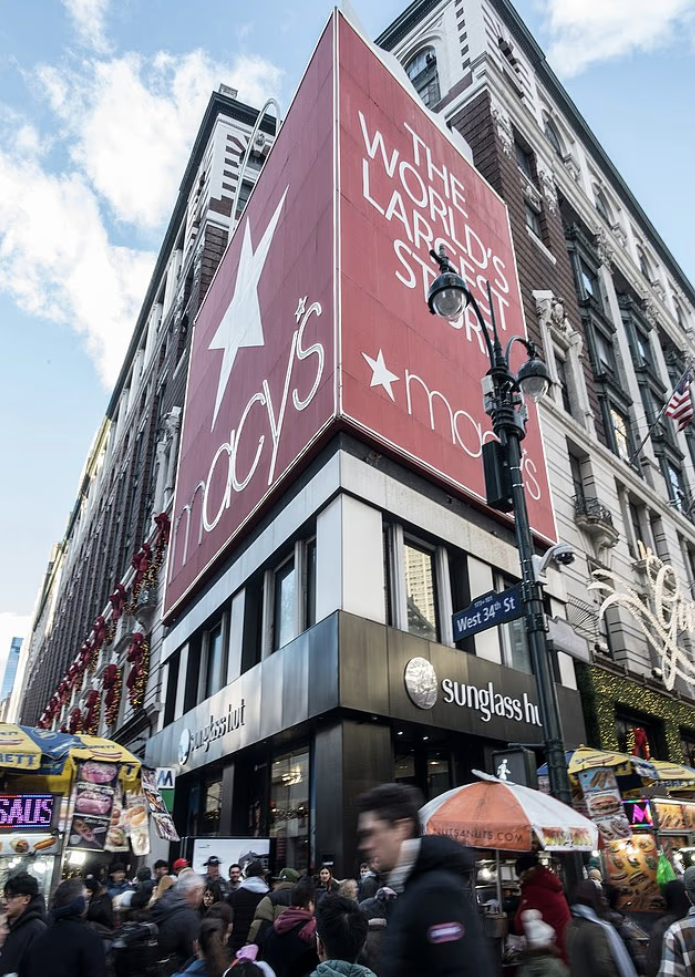 美国一女子在梅西百货纽约旗舰店，给婴儿换尿布时遭陌生女子刺伤多处，作案动机不明