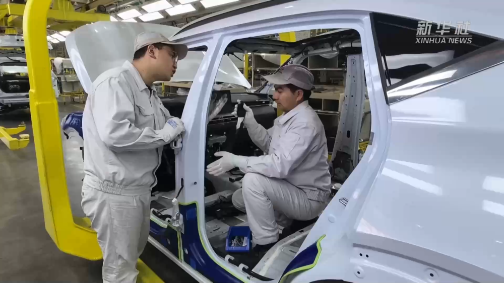 流水线旁的“拍客” 助力新疆制造“出圈”