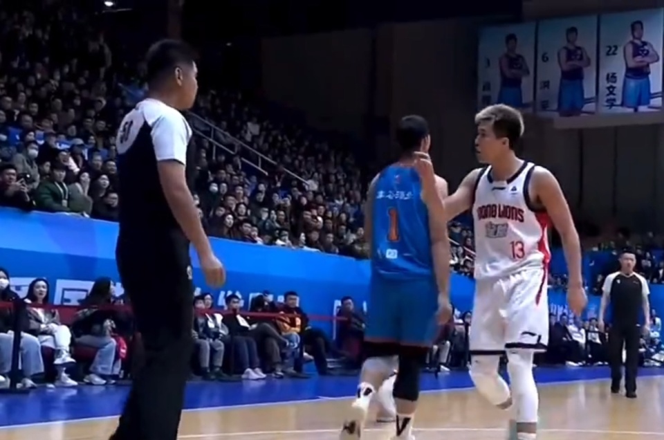 时隔325天复出！郭艾伦新赛季首秀16分5助攻 不满吹罚一度怒指裁判