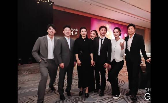 汪顺半蹲与郭晶晶合影，泳坛飞鱼邂逅跳水女王