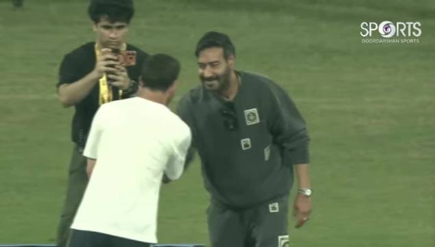 梅西和《误杀瞒天记》主演阿贾耶·德乌干同框握手！