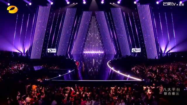 何炅新赛制嘴瓢读错发音，低头一笑巧妙化解