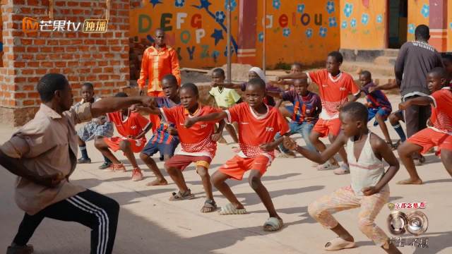 李莎旻子非洲晒成龙合影，助儿童圆功夫梦