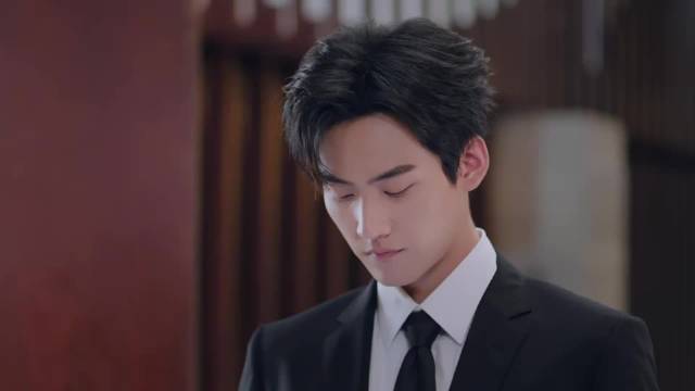 狙击蝴蝶：岑矜跟李雾复合，破镜重圆后更大胆，扯他领带直接盖章