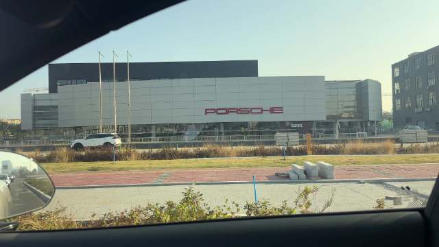 几乎每天都会开车经过这个保时捷中心