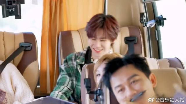 张真源简直是疯了 求姚译添骂他两句，各种暗示笑喷白鹿！