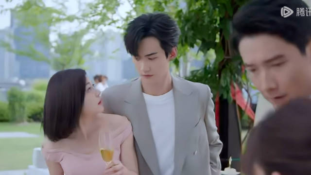 李雾在姐姐公司任boss，与姐姐感情升温遇未来丈母娘