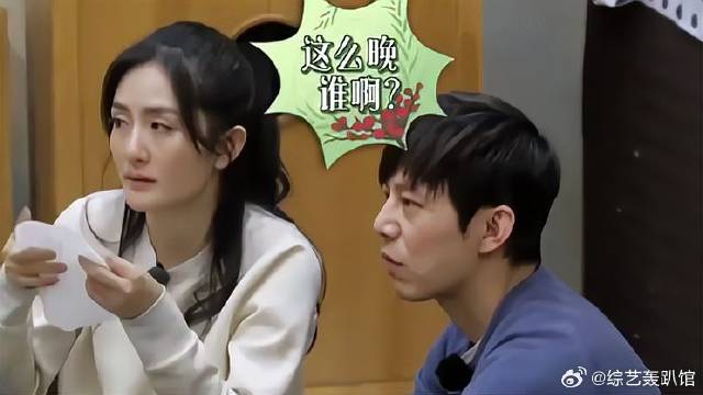 孙红雷偷袭黄磊成功，自己却像被点了笑穴，笑得停不下来！