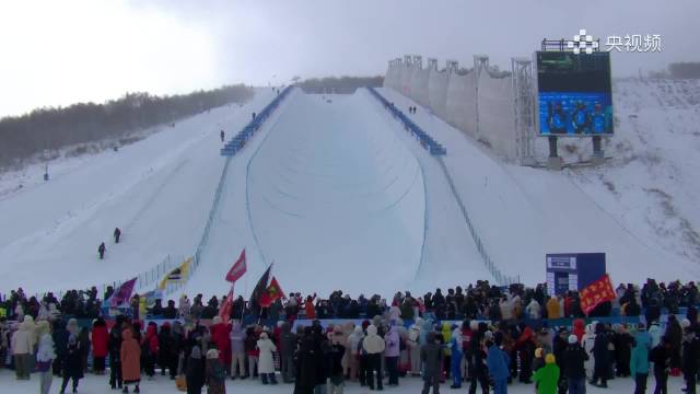 粉丝们现场的口号，听到了，并向小师妹介绍大旗 世界上最好的粉丝和偶像