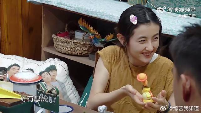 黄磊何炅张子枫为彭昱畅制作奖杯