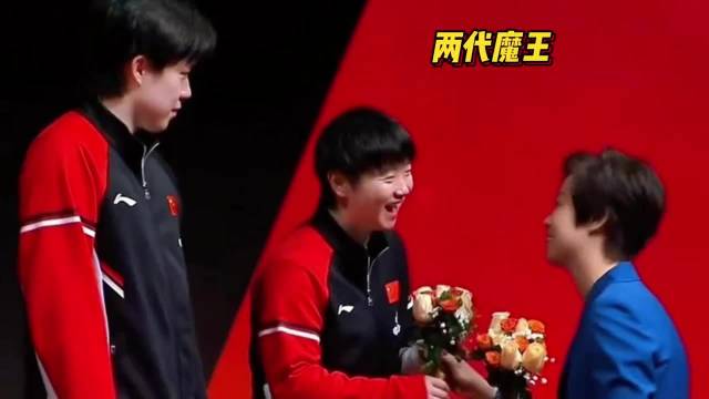 心情不错！张怡宁为莎头组合颁奖，两代魔王热聊，孙颖莎笑得合不拢嘴！