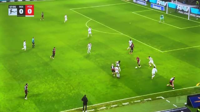 法兰克福对奥格斯堡的比赛中，日本球员堂安律禁区内闪转腾挪打进一球