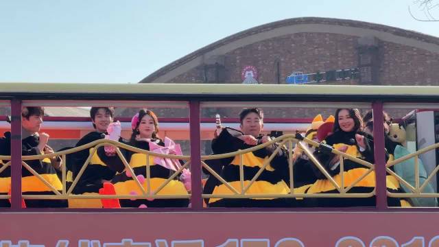 周五晚高疯全员穿蜜蜂服跳依赖摇