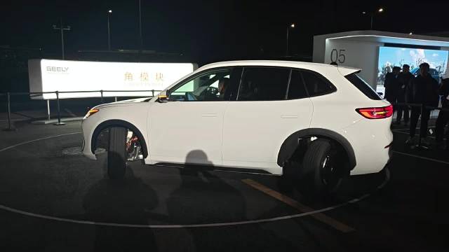 现场给大家拍一段四电机概念车