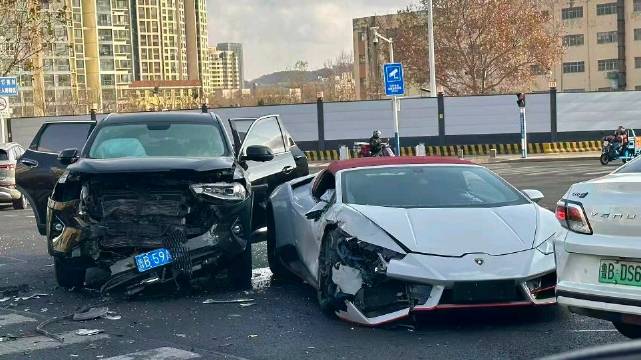 开车这么野，惨烈啊，这兰博基尼修好得多少钱？