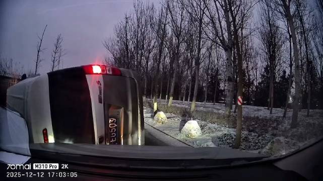 大雪过后真的很滑，面包车刚刚侧翻，视频车跟车太近也没刹住