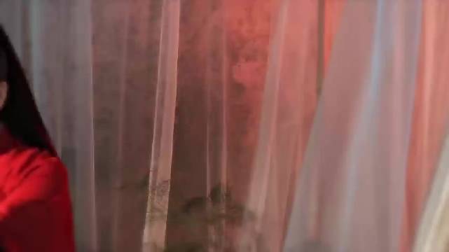 陈小纭古风写真演绎刚柔并济，红衣男装飒气青纱魅惑