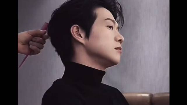 魏大勋深色西装造型尽显成熟魅力，粉丝昵称daddy