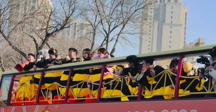 魏大勋杨迪等明星加盟周五晚高疯节目录制