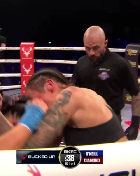 爱尔兰演员梅根奥尼尔拳坛首秀首回合遭终结