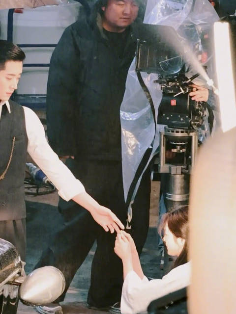 丞磊徐若晗新剧雨中初遇戏路透曝光