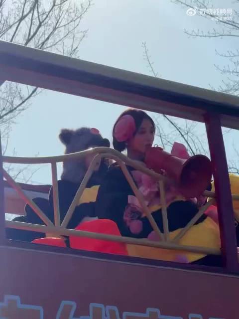 祝绪丹蜜蜂造型跳舞路透曝光，动作带感衣服晃动