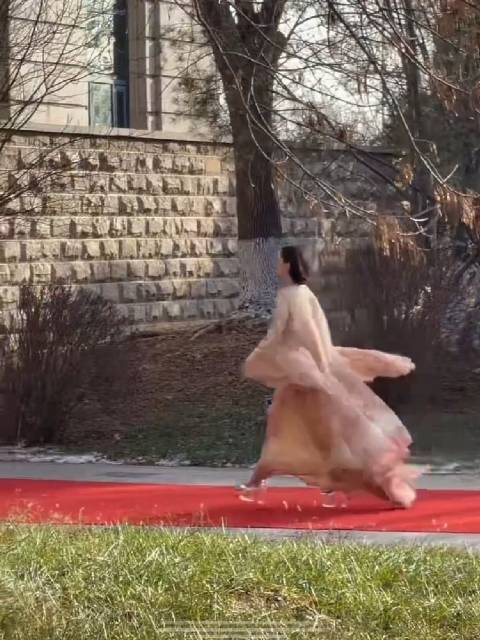 周冬雨天津红毯踩恨天高单薄亮相