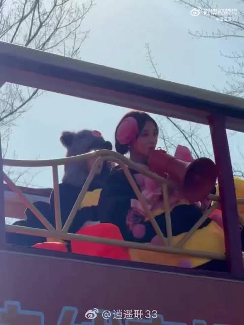 祝绪丹蜜蜂服跳舞动作可爱引关注