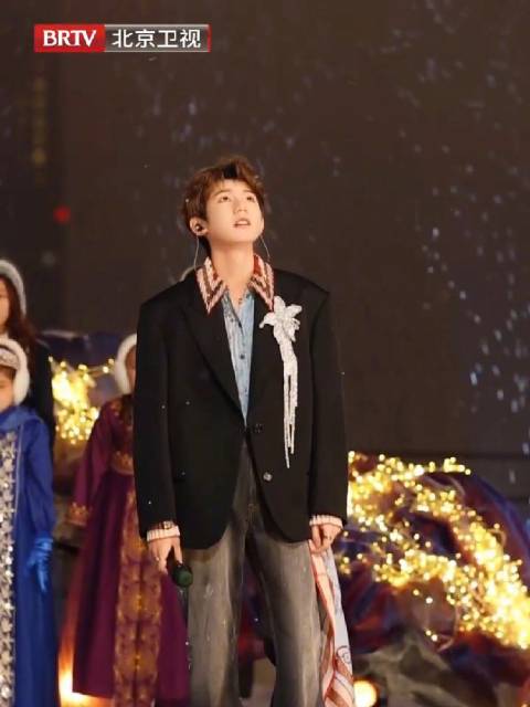 北京卫视跨年晚会王源与初雪同台亮相