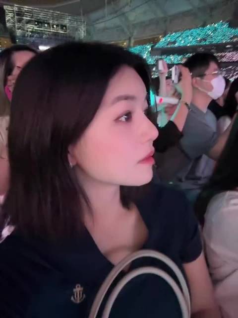 陈妍希看周杰伦的演唱会，侧颜绝杀了