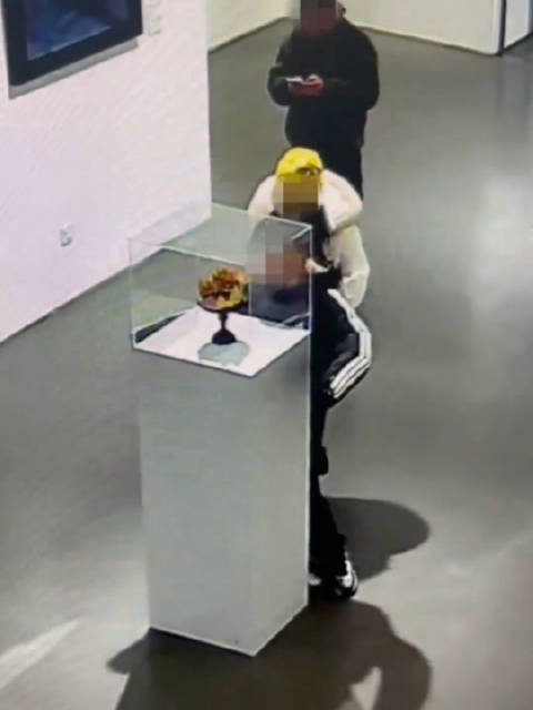 网红张凯毅4斤黄金凤冠展览中被男孩失手摔落