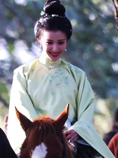 王楚然浅绿绣衣骑马穿行林间尽显温婉灵动