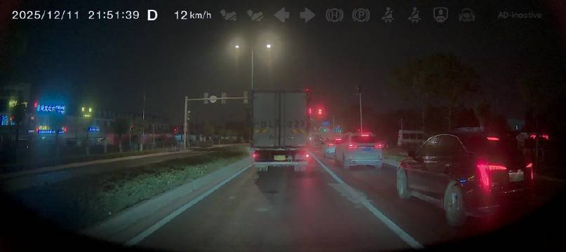 荣威车主路口全责事故引热议