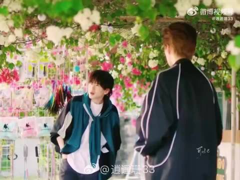 费启鸣潦草卷毛造型诠释玩世不恭角色