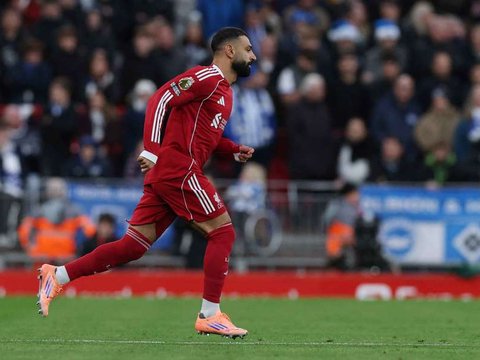 萨拉赫让利物浦在对阵布莱顿的比赛中替补出场，全场起立鼓掌