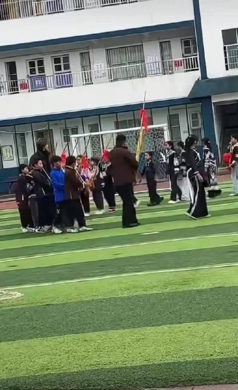 蔡徐坤贵州学校公益行与孩子互动