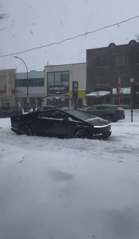 极寒大雪天赛博皮卡陷积雪，四驱难敌换胎加链