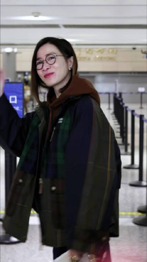 “全凭你眼神会发亮如水晶”