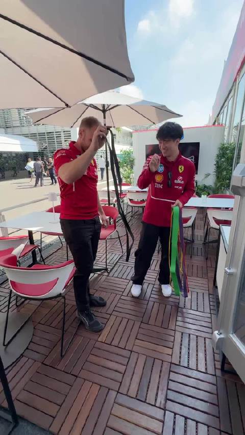 和小周一起玩用橡皮筋扔出赛道的小游戏居然还有第二集 转自 法拉利F1车队 ins