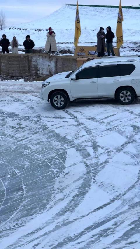 女司机精准操控自动挡车辆脱困
