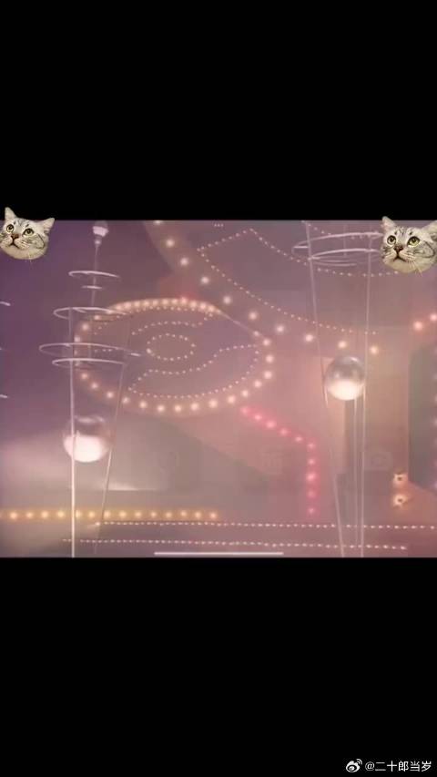 王菲唱歌笑场引后台惊叹，化妆师称其装扮震撼众人