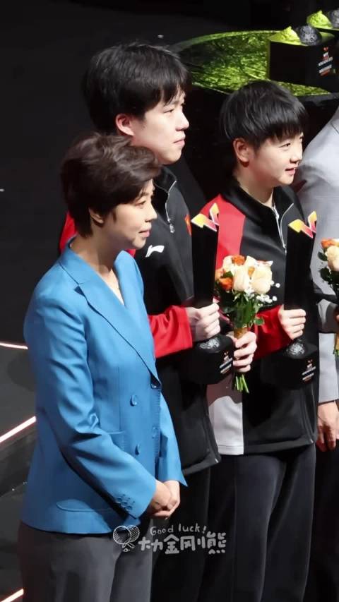 孙颖莎问张怡宁下次还来颁奖吗