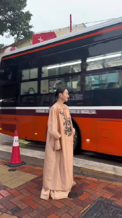 惠英红优雅抗衰老，展现大方老年美