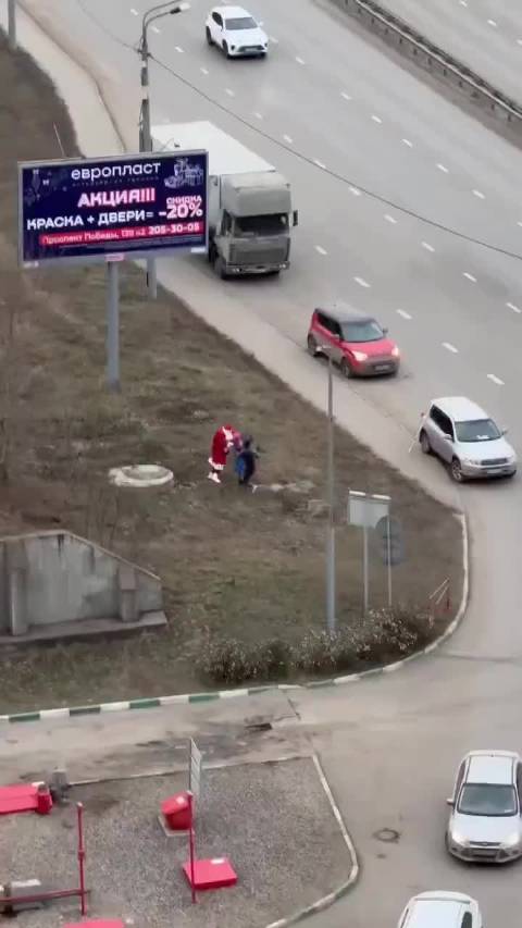 俄罗斯圣诞老人蜘蛛侠街头群架