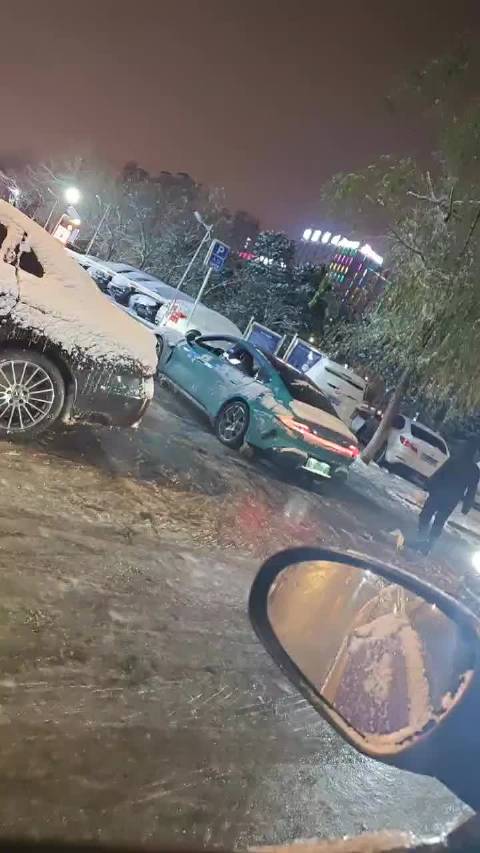 奥迪后驱车难上冰雪坡,专家称需雪地胎防滑链