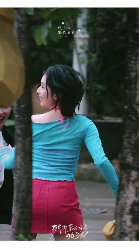 张婧仪《致我那菜市场的白月光》雨中奔跑路透曝光，星星发卡短裙吊带复古千禧风