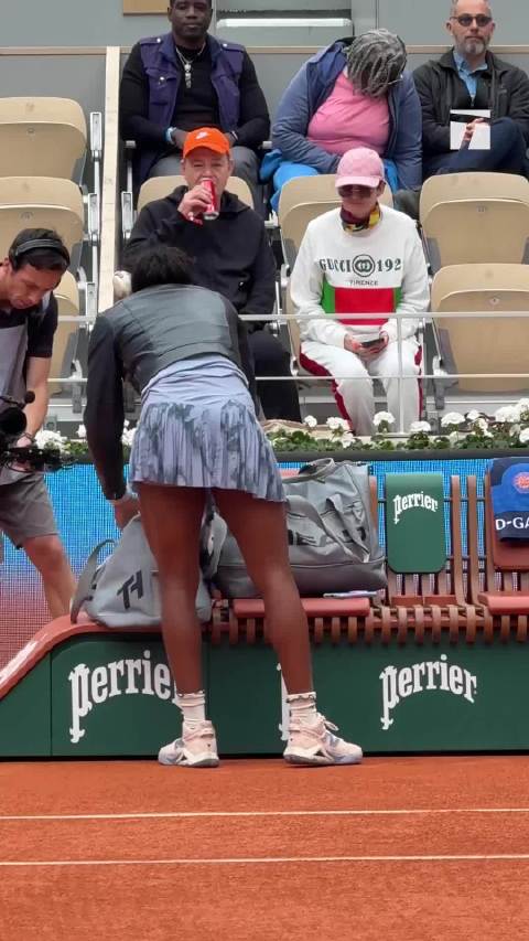 高芙在2025年法网公开赛上进入球场时忘记带球拍了