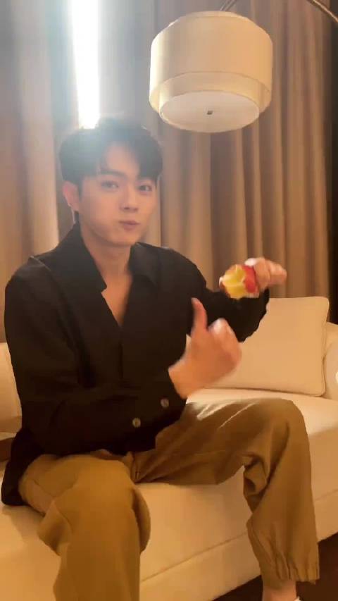 许凯不愧是被称为氛围感造型的男神呀，这也太完美了